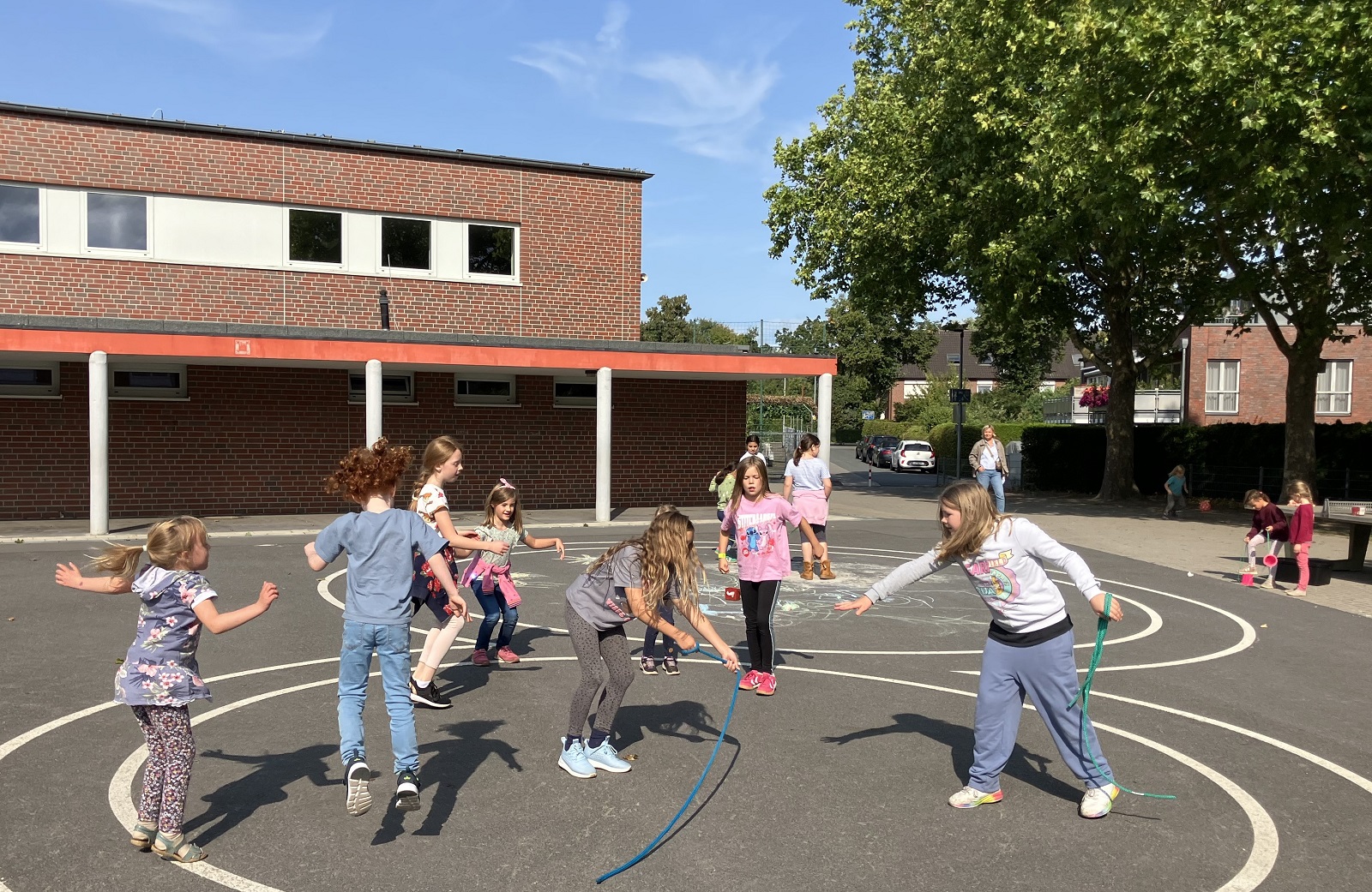 Kennenlernen der neuen Schule und der Schulwege