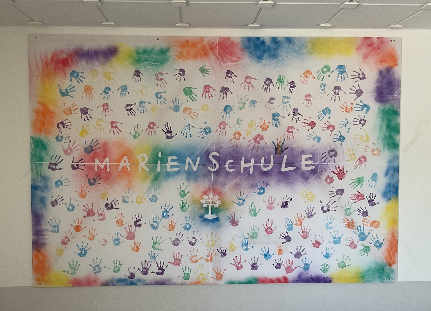 Bunte Hände repräsentieren unsere Grundschule