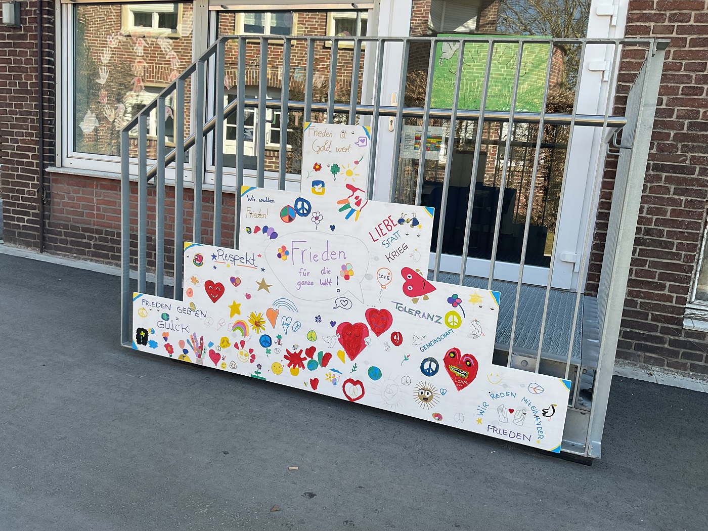 Kinder gestalten die Friedenstreppe als Begegnungsort auf dem Schulhof